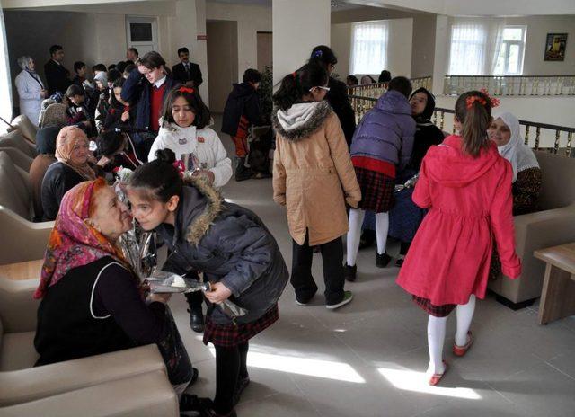 Minik Öğrenciler Huzurevi Sakinlerini Unutmadı 2