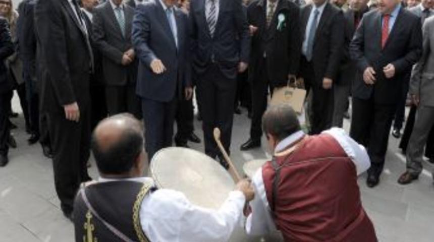 Bakan Eroğlu, Nevruz Ateşini Yakıp &Uuml;zerinden Atladı