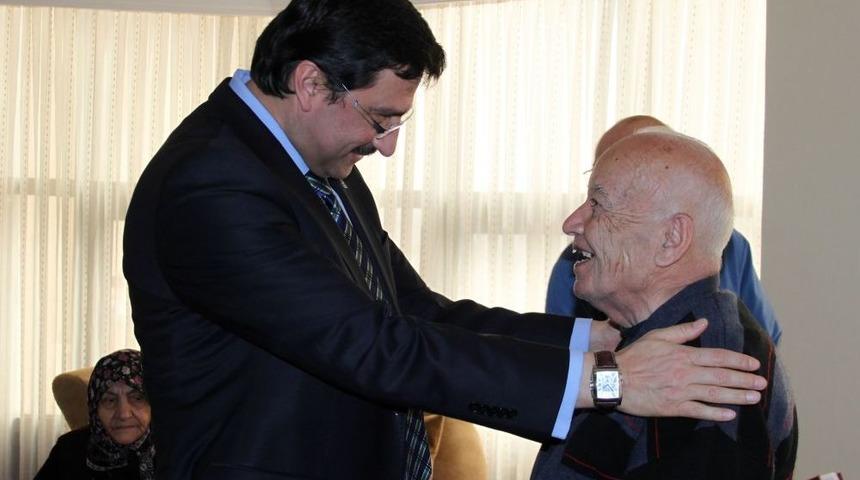 Yaşlılar Birlikte Pasta Kesti