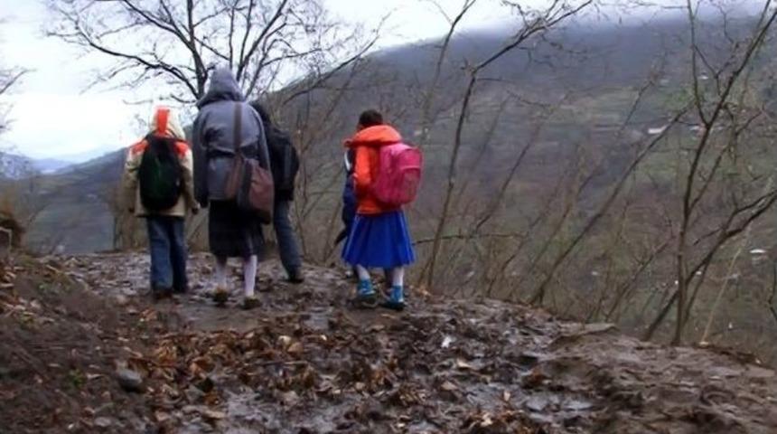 Miniklerin Okul Servisine Ulaşma M&uuml;cadelesi