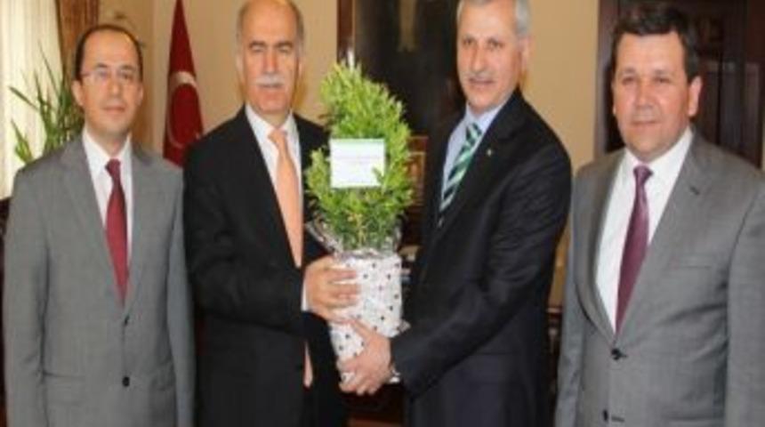 Orman Haftasında Valiye Anlamlı Hediye