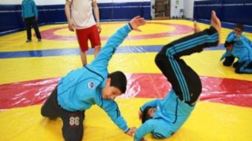 50 Roman Büyükşehir Güreş Takımında