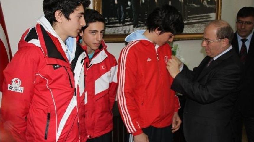 Vali &Ouml;zt&uuml;rk, Polonya&rsquo;da Dereceye Giren 3 Sporcuya &Ccedil;eyrek Altın Hediye Etti