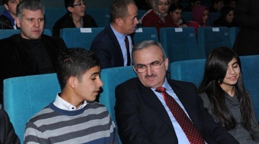 Vali Karaloğlu &Ouml;ğrencilerle &lsquo;&ccedil;anakkale Yolun Sonu&rsquo; Filmini İzledi