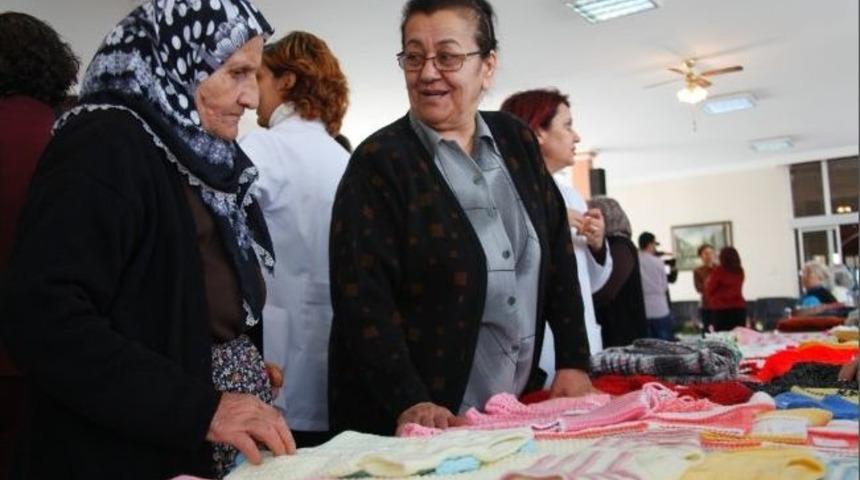 Yaşlı Eller Yemek Yaptı, Örgü Ördü Ve Zar Salladı