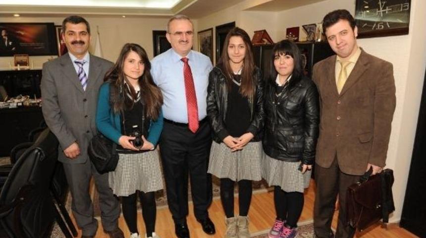 Vali Karaloğlu &lsquo;iletişim Lisesi&rsquo; &Ouml;ğrencilerine R&ouml;portaj Verdi