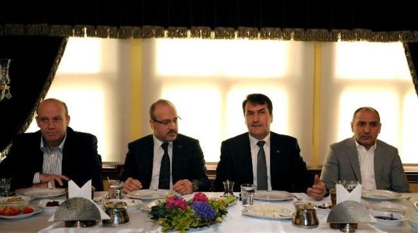 D&uuml;ndar İş Adamlarına Projelerini Anlattı