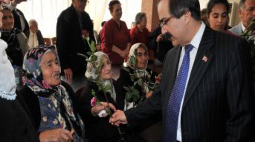 Vali Coş, Huzurevinde Kalan Yaşlıları Ziyaret Etti