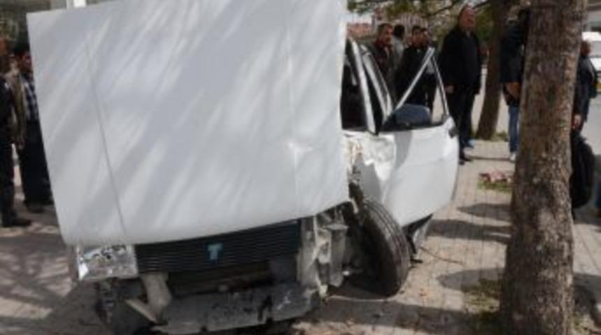 Virajı Alamayan Ara&ccedil; Ağaca &Ccedil;arptı: 1 Yaralı