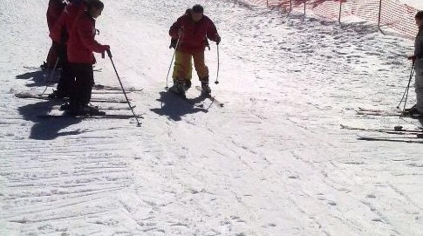 Gediz Kız Meslek Lisesi &Ouml;ğrencilerine Murat Dağı'nda Kayak Eğitimi