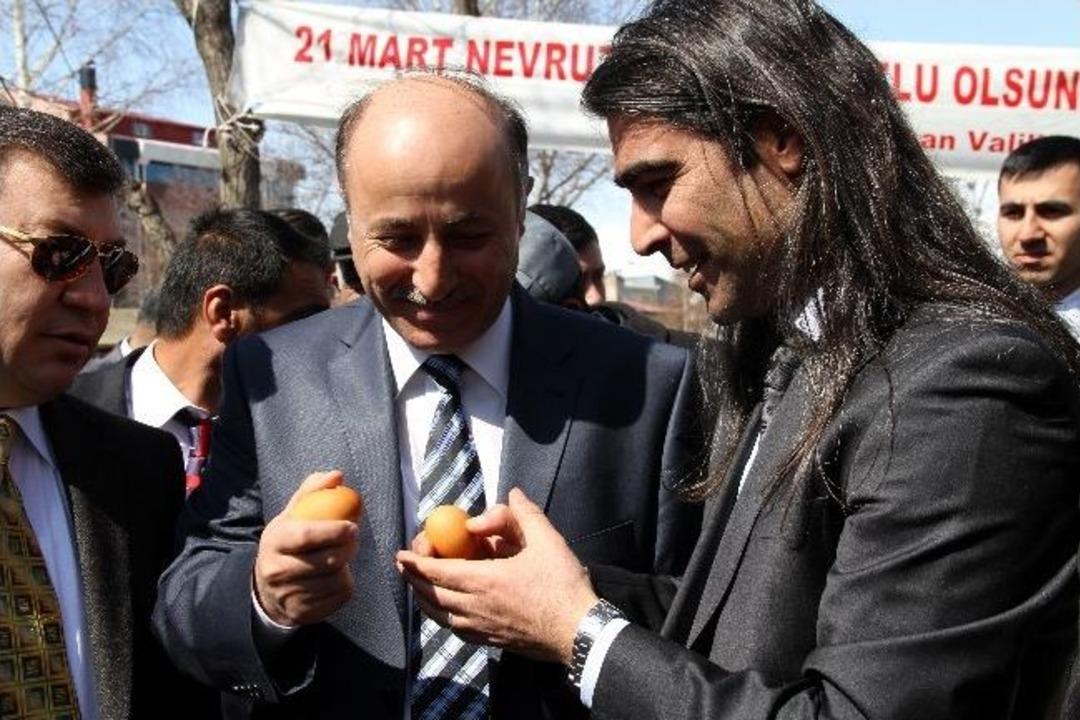 Vali Azizoğlu Nevruz Ateşinden Atladı, Yumurta Tokuşturdu