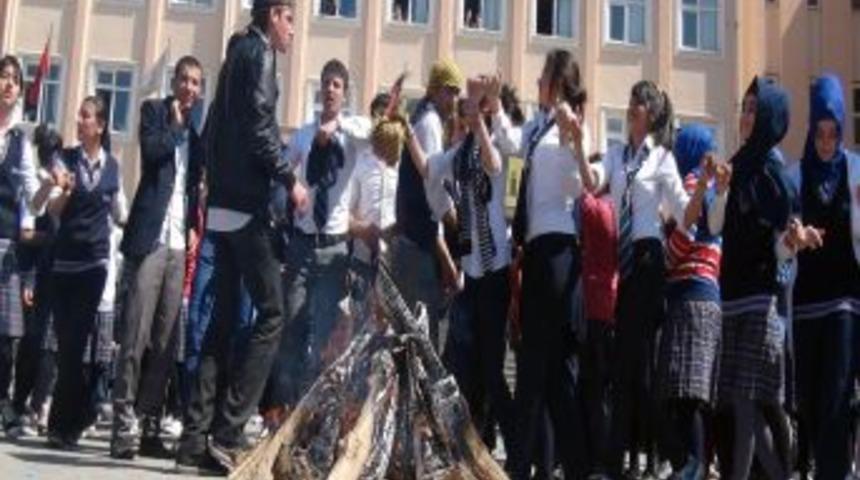 &Ouml;ğrenciler, K&uuml;rt&ccedil;e Ve T&uuml;rk&ccedil;e Şarkılarla Nevruz'u Kutladı