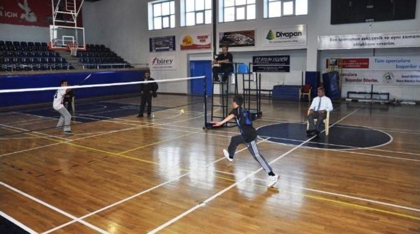Yıldız Badminton Sporcuları Kupalarını Aldı