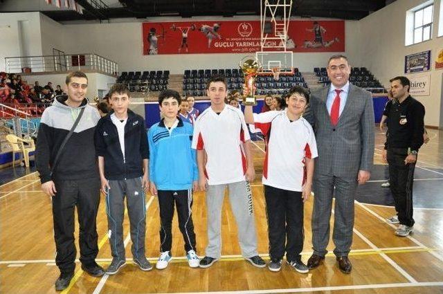 Yıldız Badminton Sporcuları Kupalarını Aldı 1