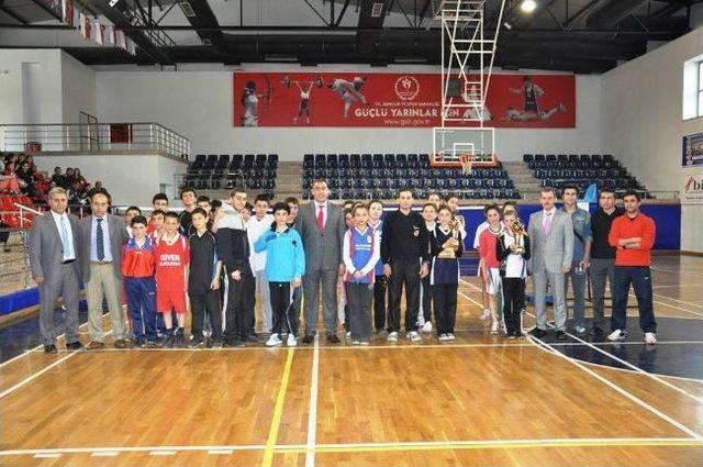 Yıldız Badminton Sporcuları Kupalarını Aldı 2