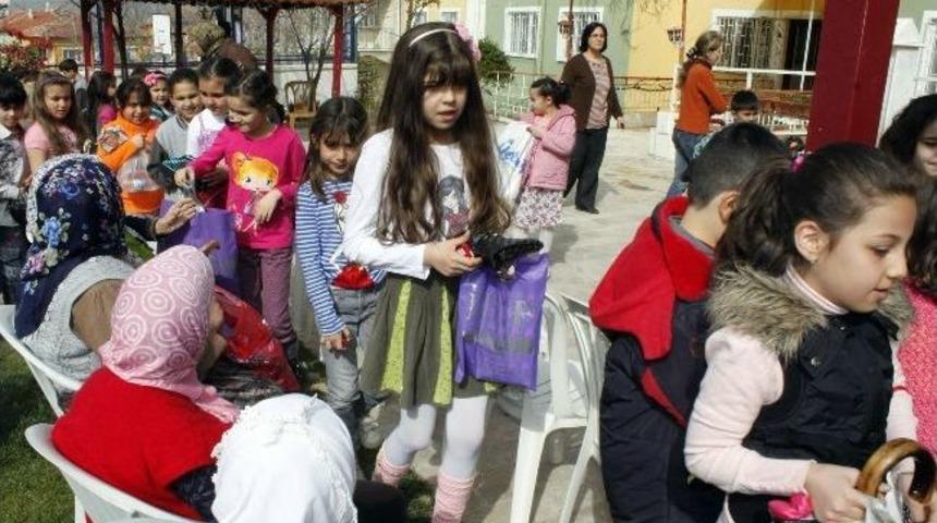 Dinar&rsquo;da Minik &Ouml;ğrenciler Yaşlılarla Bir Araya Geldi