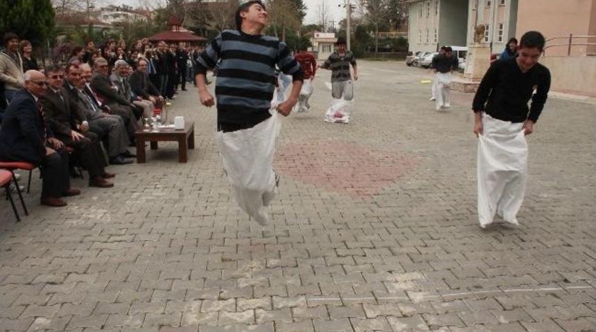 Sel&ccedil;uk&rsquo;ta Nevruz Kutlamaları Renkli Ge&ccedil;ti