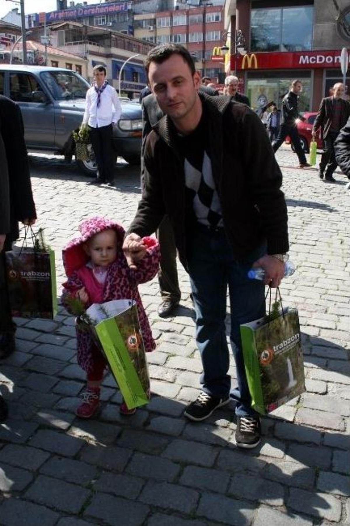 Trabzon&rsquo;da Fidan Dağıtımında İzdiham
