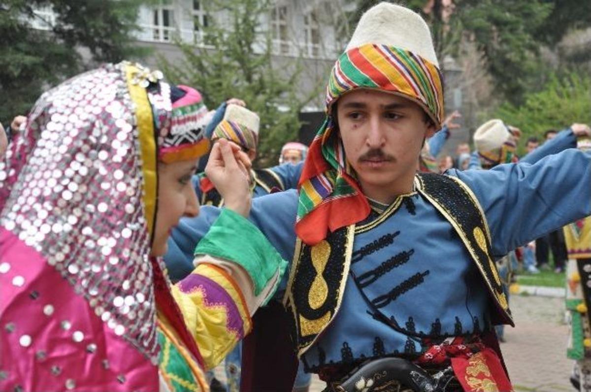 Macar Ve T&uuml;rk &Ouml;ğrenciler El Ele Nevruz Ateşinden Atladı