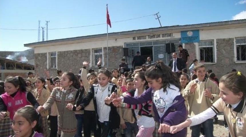 Erzurumlu Aşık Ahyan Yanıkses Ve Ekibi &Ouml;ğrencileri Eğlendirdi