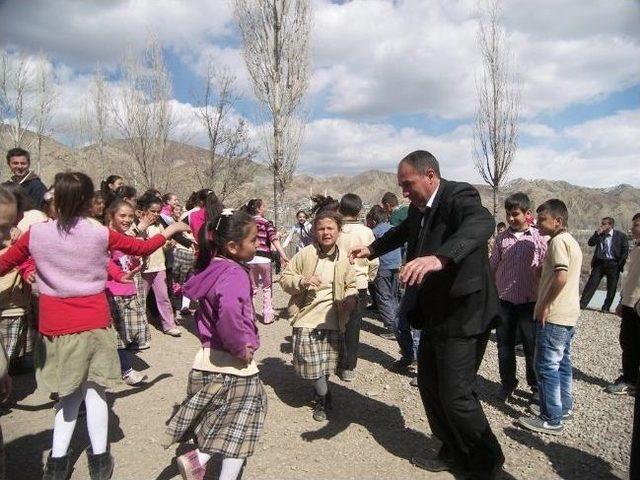 Erzurumlu Aşık Ahyan Yanıkses Ve Ekibi Öğrencileri Eğlendirdi