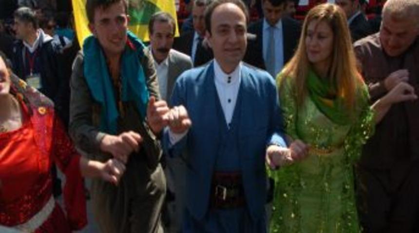 Diyarbakır'daki Nevruz'da Barış R&uuml;zgarları Esti