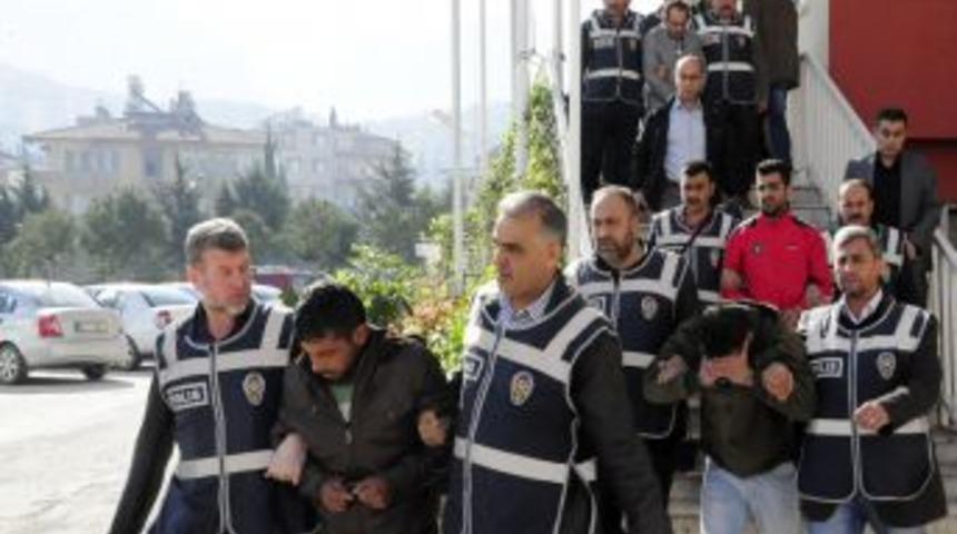 &Ccedil;alınan &Ccedil;elik Kasalar Asi Nehri'nden &Ccedil;ıktı