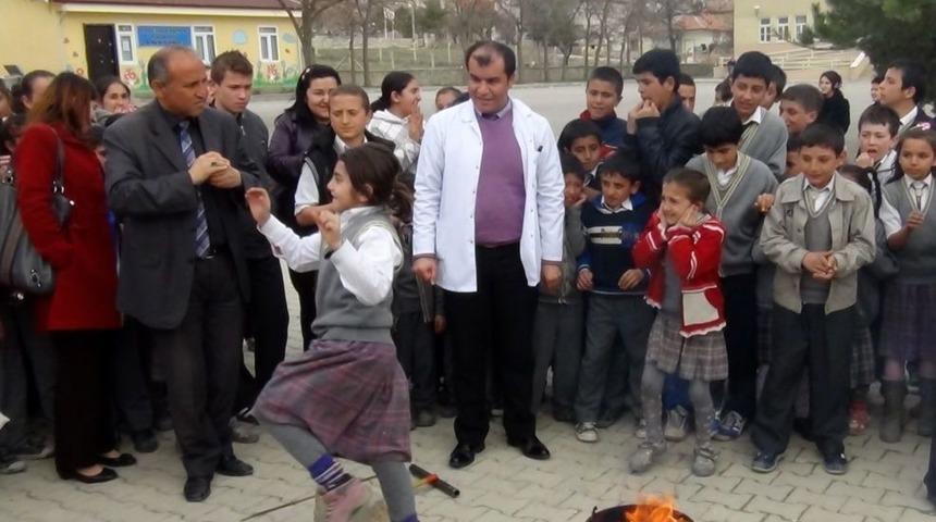 İlk&ouml;ğretim &Ouml;ğrencileri Nevruz Ateşi Yaktı