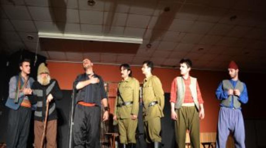 '&Ouml;zlenen &Ccedil;anakkale Ruhu' Oyunu Duygulandırdı