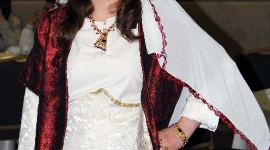 Huzurevi &Ccedil;alışanlarından Yaşlılar İ&ccedil;in Defile