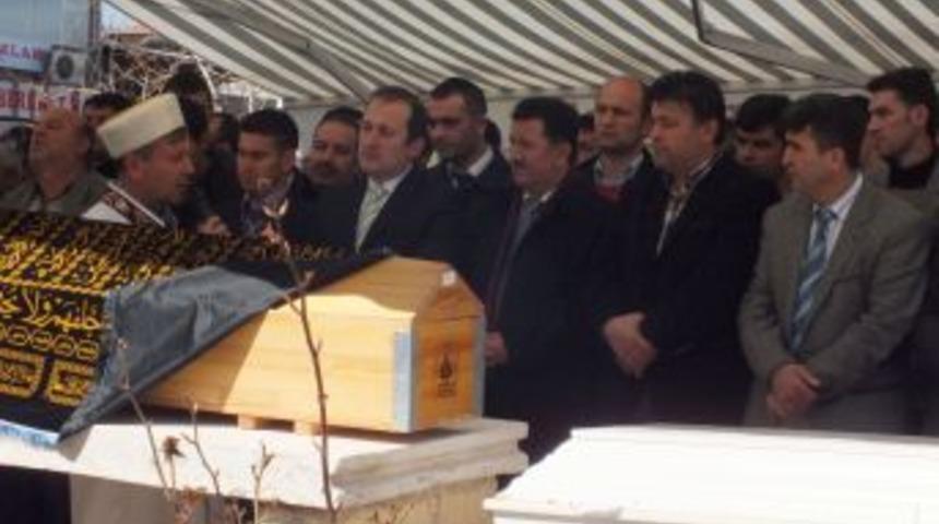 Uşak'taki Trafik Kazasında Hayatını Kaybedenler Toprağa Verildi