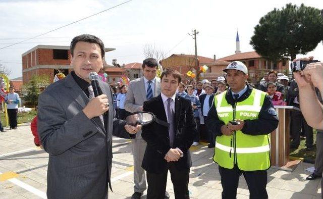 Nevruz Kutlamalarında Trafik Konulu Skeç Sunuldu