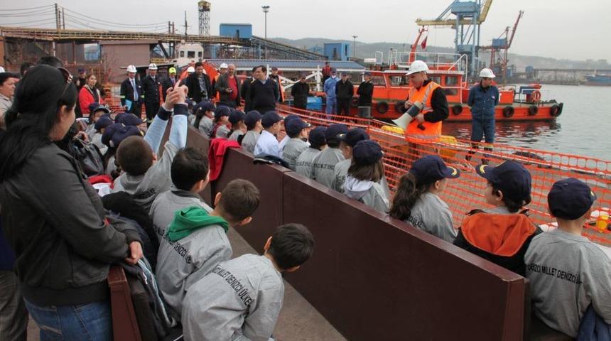 &Ouml;ğrenciler Deniz Temizleme Tatbikatını Izledi