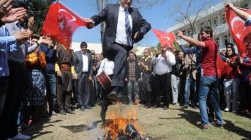 Rekt&ouml;r Kibar, T&uuml;rk Bayrağıyla Nevruz Ateşinden Atladı