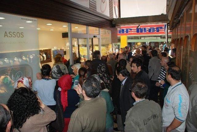 Dizi &Ccedil;ekimi Esnasında Oyunculara Yoğun İlgi 1