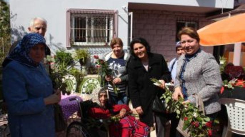 MHP&rsquo;li kadınlar, yaşlılaları unutmadı