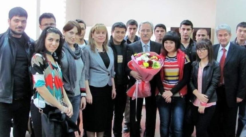 B&uuml; Rekt&ouml;r&uuml;ne Nevruz &Ccedil;i&ccedil;ekleri