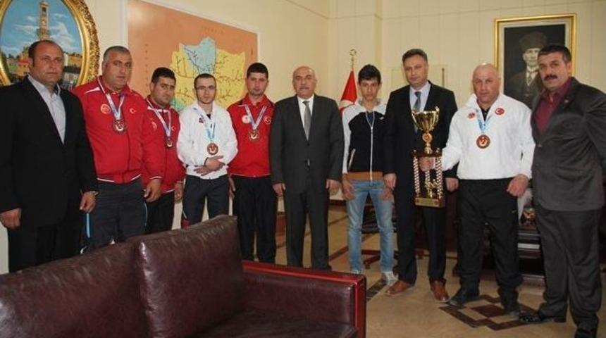 T&uuml;rkiye Şampiyonu Olan Boks&ouml;r Ve Bilek G&uuml;reşi Sporcuları Vali İpek Tarafından &Ouml;d&uuml;llendirildi