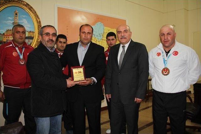 T&uuml;rkiye Şampiyonu Olan Boks&ouml;r Ve Bilek G&uuml;reşi Sporcuları Vali İpek Tarafından &Ouml;d&uuml;llendirildi 1
