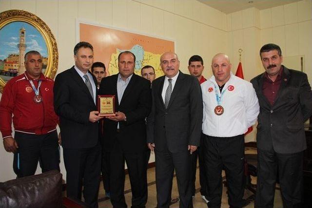 T&uuml;rkiye Şampiyonu Olan Boks&ouml;r Ve Bilek G&uuml;reşi Sporcuları Vali İpek Tarafından &Ouml;d&uuml;llendirildi 2