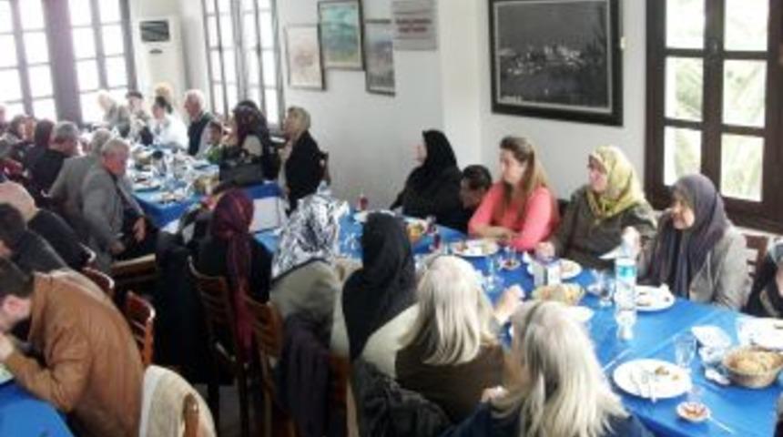 AK Parti Mudanya Teşkilatından Yaşlılara Kahvaltı