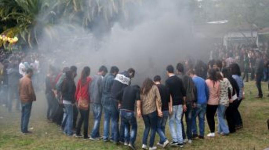 Ege &Uuml;niversitesi &Ouml;ğrencileri Ateş Yakarak Nevruz Kutladı