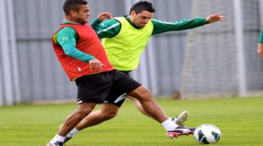 Bursaspor, H&uuml;cum &Ccedil;alıştı