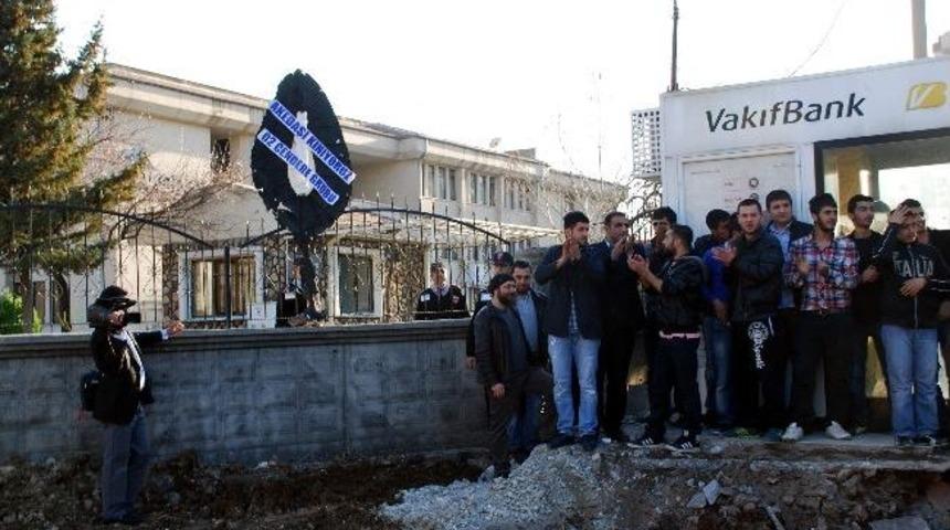 Adıyamanspor Taraftarları Akedaş&rsquo;a Siyah &Ccedil;elenk Bıraktı