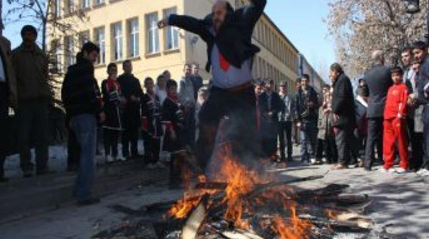 Kars&rsquo;ta Protokol &Uuml;yeleri, Nevruz Ateşinden Atladı