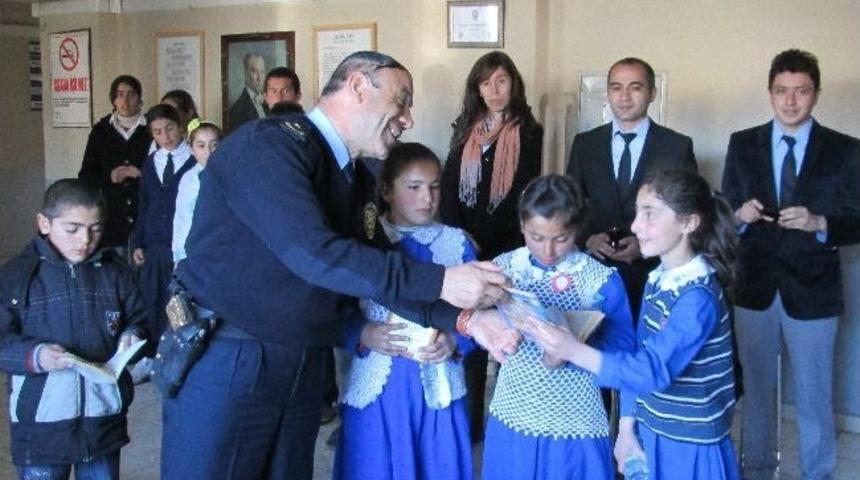 Emniyet Personelinden &Ouml;ğrencilere Kitap Ve Kıyafet Yardımı