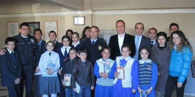 Emniyet Personelinden &Ouml;ğrencilere Kitap Ve Kıyafet Yardımı 1
