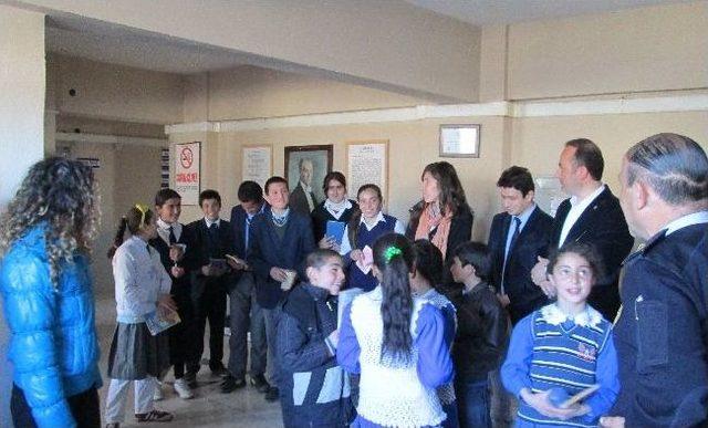 Emniyet Personelinden &Ouml;ğrencilere Kitap Ve Kıyafet Yardımı 2