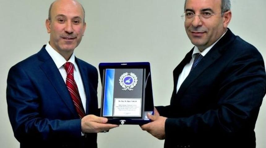 Rekt&ouml;r Battal&rsquo;dan Yılın Doktoruna Plaket