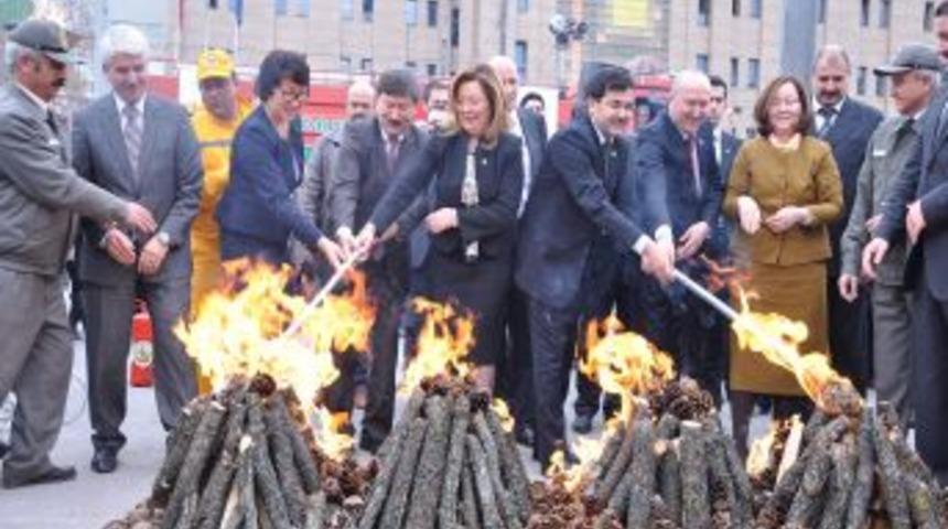 Nevruz Ateşinden Atlarken &Ccedil;arpışan Kadının Sa&ccedil;ları Yandı